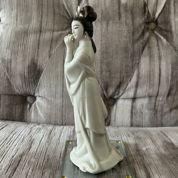 Porcelain Japanese Lady Flute Player - Picture 4 of 5